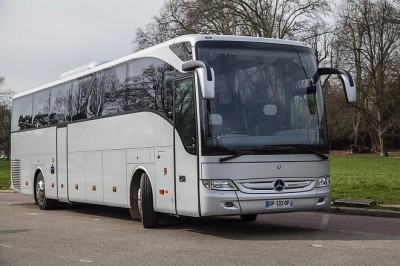 Reisbus minibus in Chatou